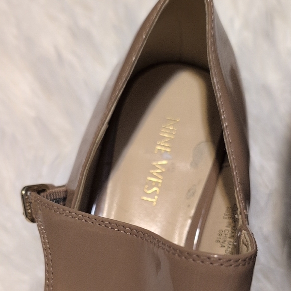 NINE WEST Chic Taupe Women's Loafers Size 8 Stretch Buckle 1" Pump Heel - Picture 3 of 7